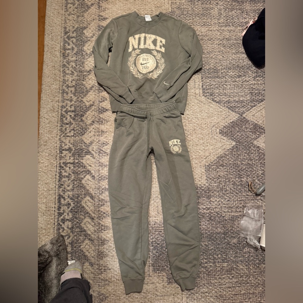 Nike Olive Green Sweatshirt (SM) & Joggers (XS)